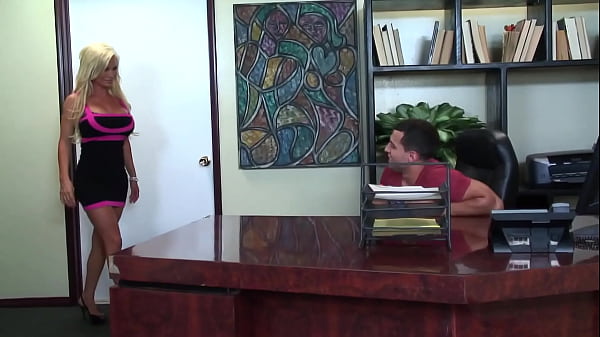 Diamond Foxxx an uninhibited woman gets her pussy opened