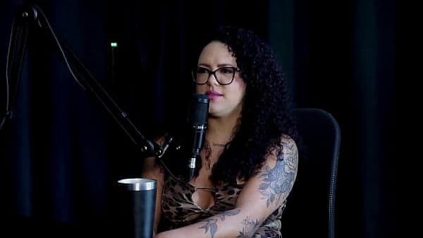 Foi para um hotel fazer fotos sensuais, a família aceitou mas o irmão ficou com ciúmes, não gosta de estereótipos, e quando fez com uma mulher… – Brunna Sweet (WATCH ON: SHEER/RED)