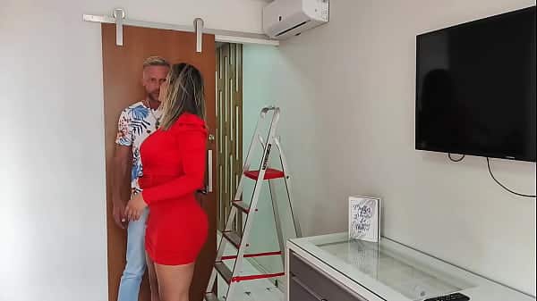 I went to hold the ladder for my boss and she threw her ass in my face, I got a hard-on and she secretly punished me by making me fuck that beautiful ass so I wouldn’t lose my job. Vagninho e Luna Oli