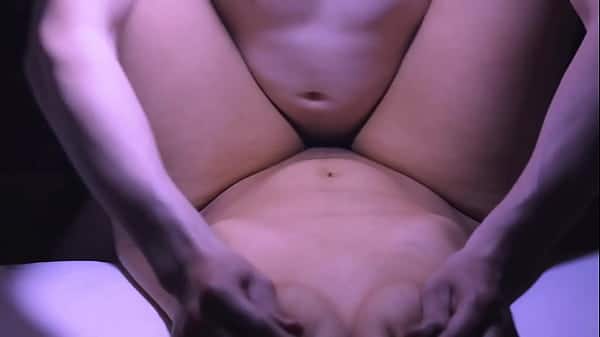 La madrastra y el estudiante se rozaron disimuladamente en el jardín.