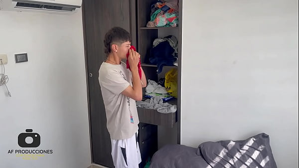 Mi tímida madrastra me sorprende masturbándome con su ropa interior y me la follo duro hasta correrme en su culo.