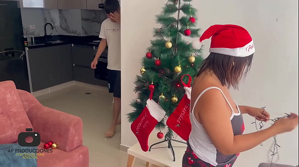 Llega la navidad y le hago sentir las bolas a mi sexy madrastra. H.L.