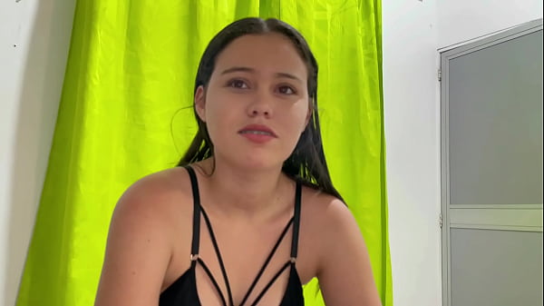 Mi hermanastra guarda el secreto cuando me ve masturbándome de no contarle a mis padres a cambio de follarla duro.