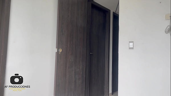 Mi madrastra me espia mientras tomo una ducha y me ruega que la folle duro antes que llegue su marido